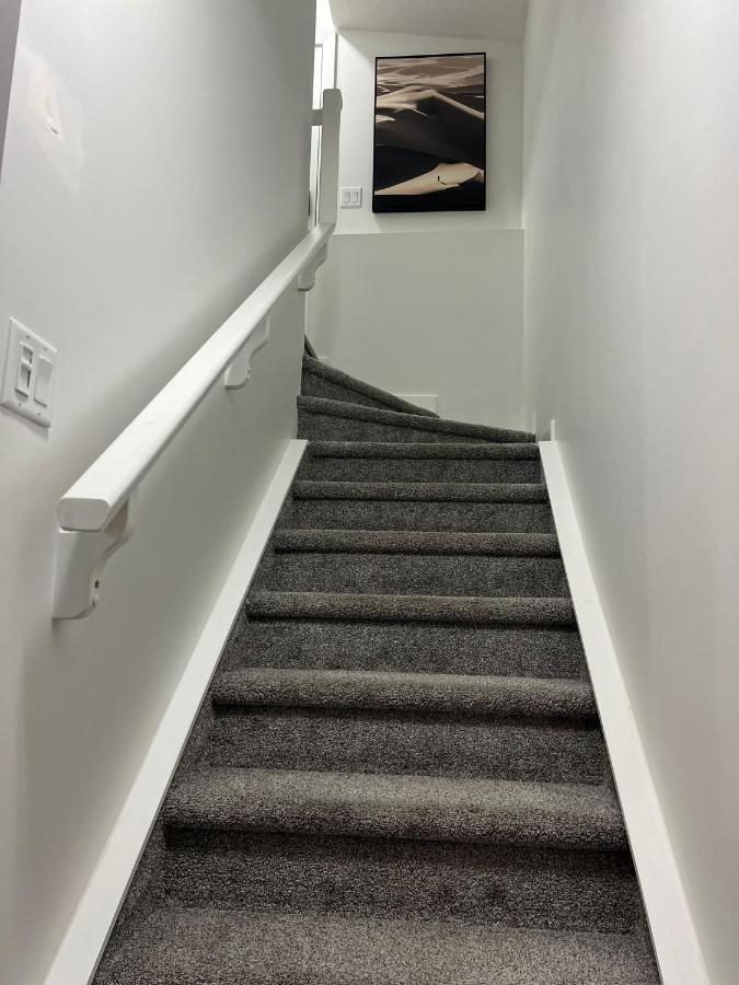 Beautiful 2 Bedroom Home Away From Home Calgary Exterior photo